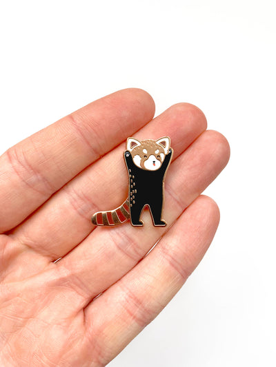 Emaille-Pin mit stehendem Roten Panda von Tom Hardwick, weitere Ansicht