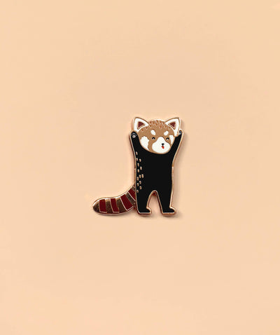 Emaille-Pin mit stehendem Roten Panda von Tom Hardwick