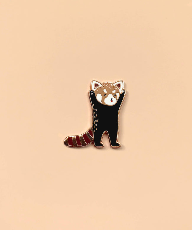 Emaille-Pin mit stehendem Roten Panda von Tom Hardwick