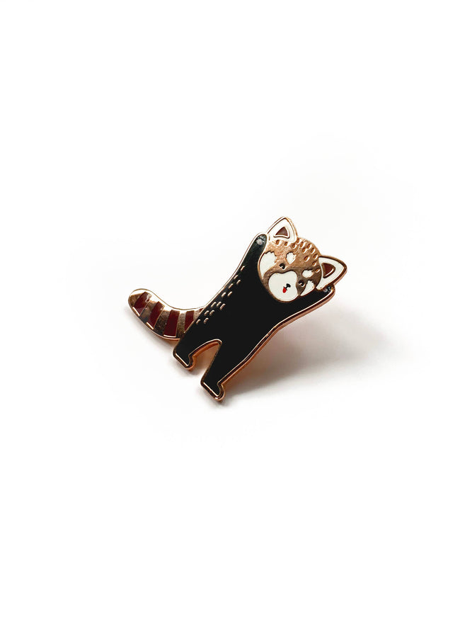Emaille-Pin mit stehendem Roten Panda von Tom Hardwick, weitere Ansicht
