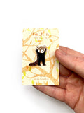 Emaille-Pin mit stehendem Roten Panda von Tom Hardwick, weitere Ansicht